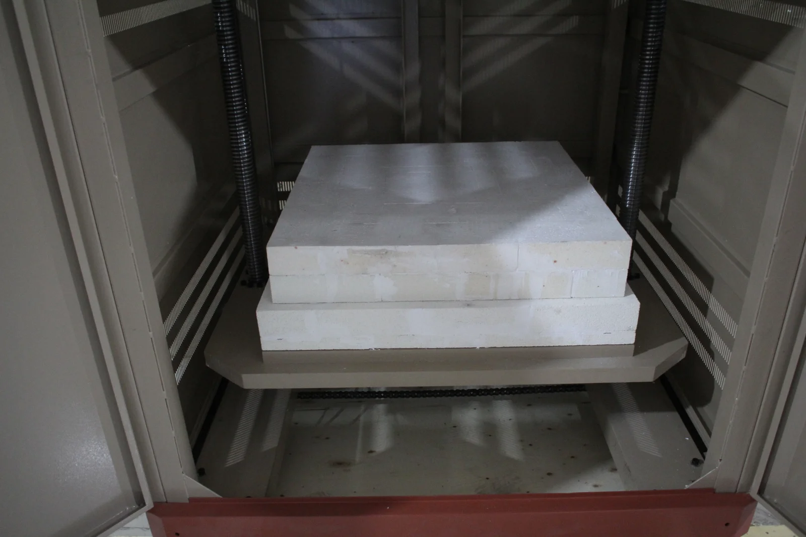 Load platform, vertical screws and side heating arrangement inside a large lift box furnace