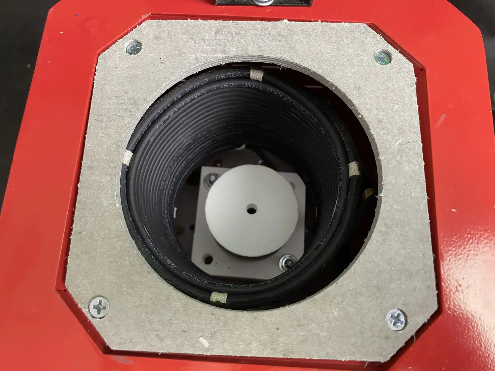 Water-cooled induction coil around a compact crucible support position