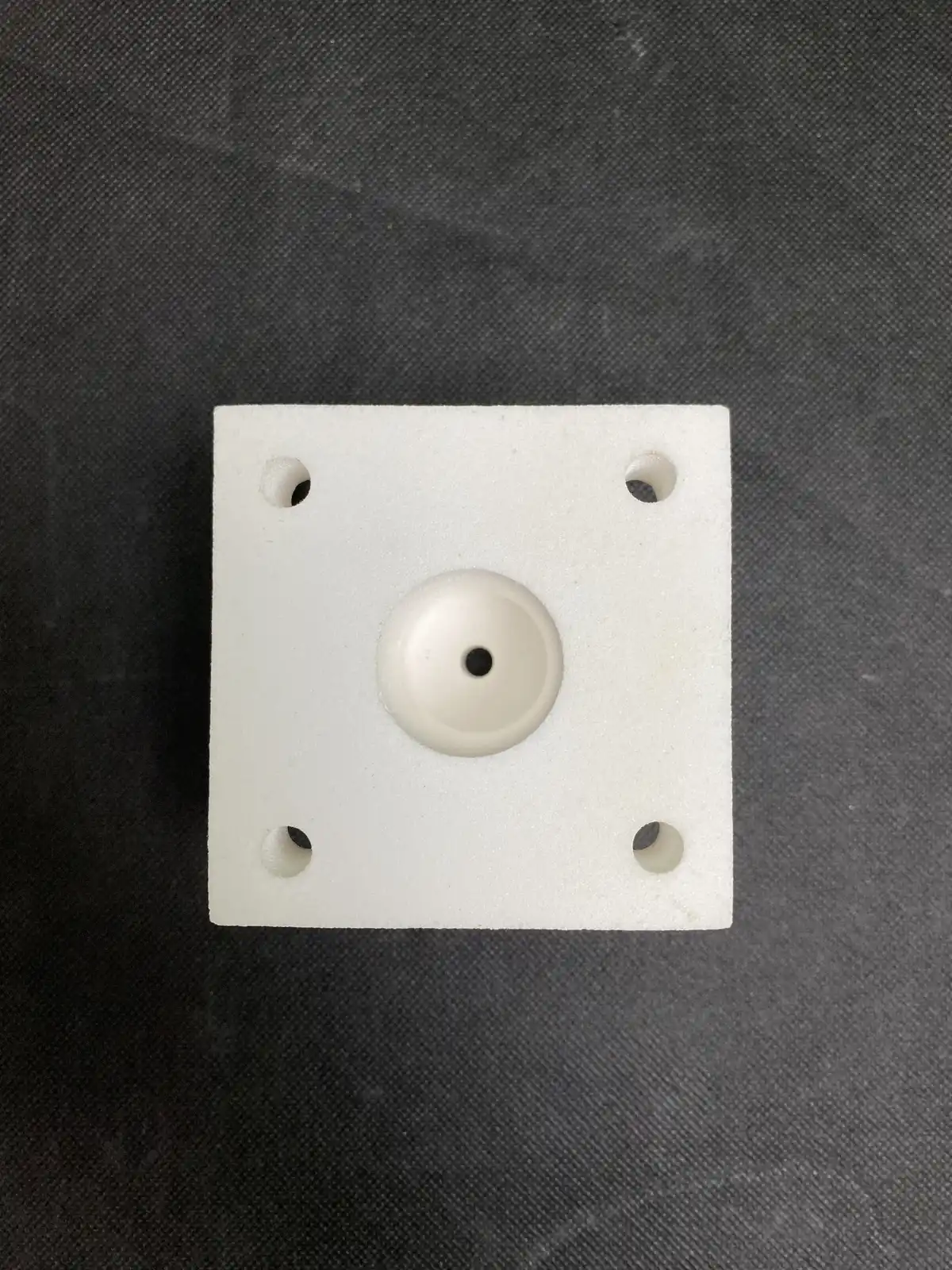 Shaped insulating crucible support for a compact induction melting furnace