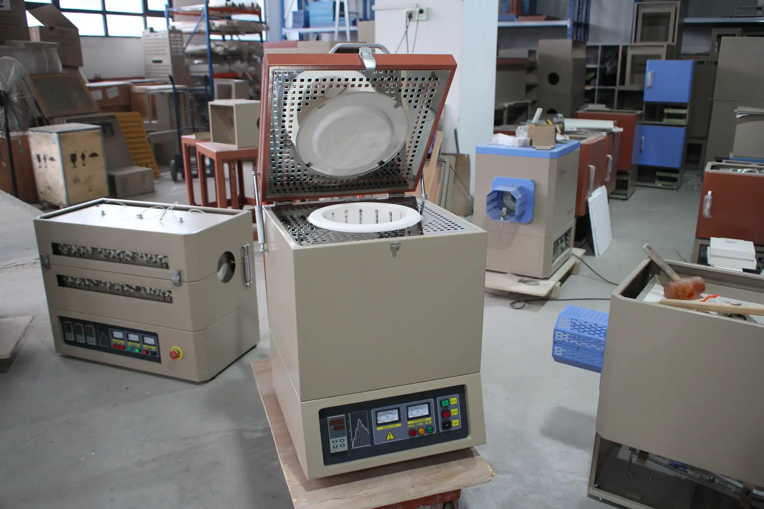 Open crucible furnace among multiple furnace configurations in the workshop