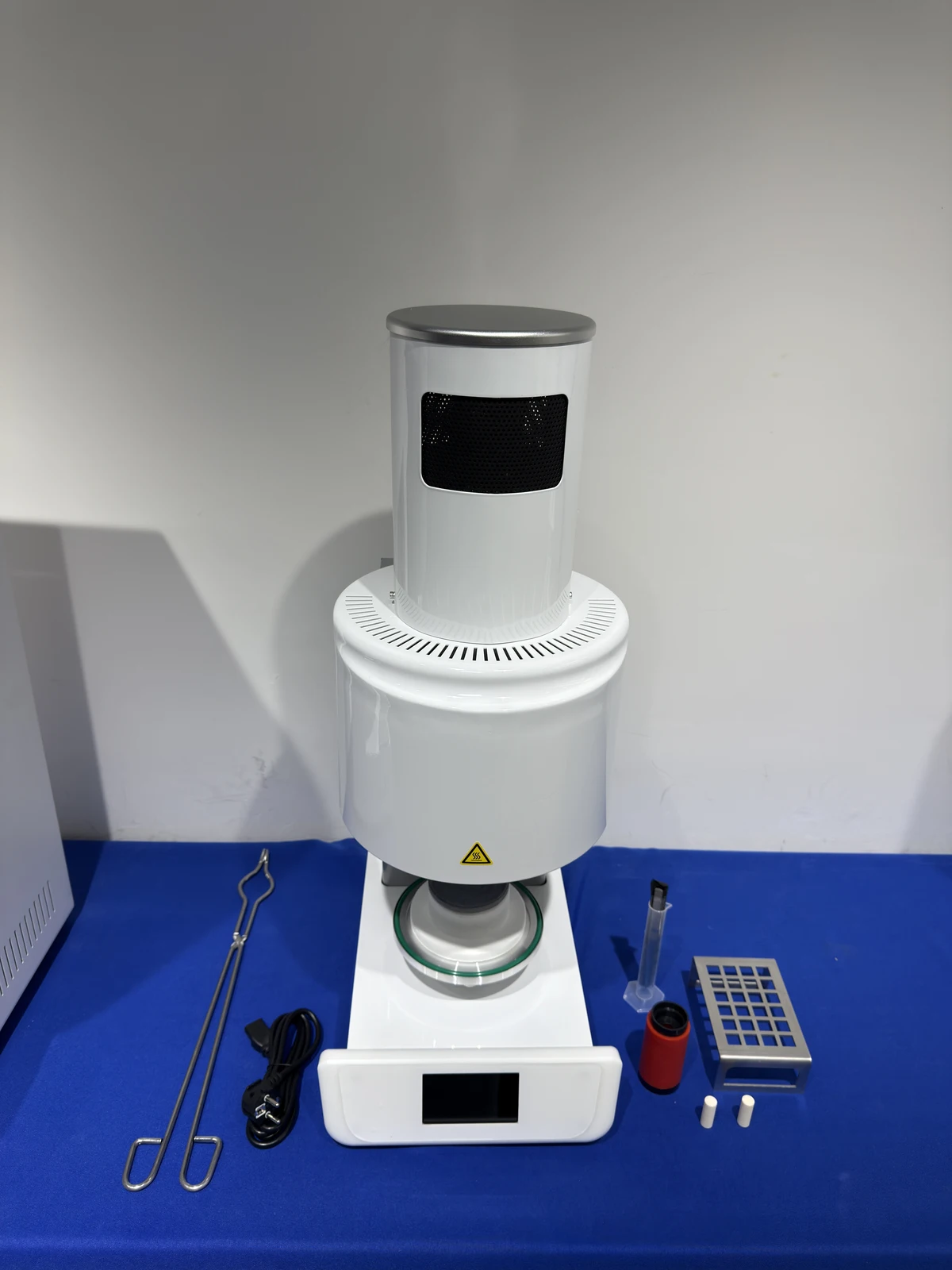 Dental press furnace with lift platform and pressing accessories