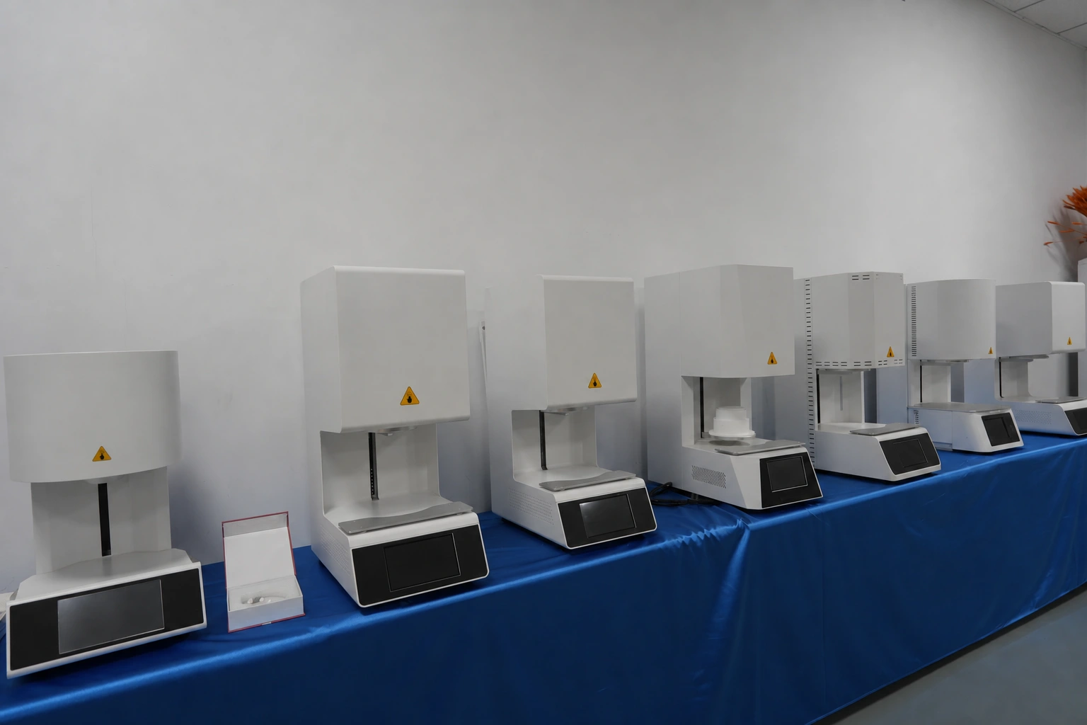 Multiple unbranded lift-platform dental zirconia sintering furnace configurations
