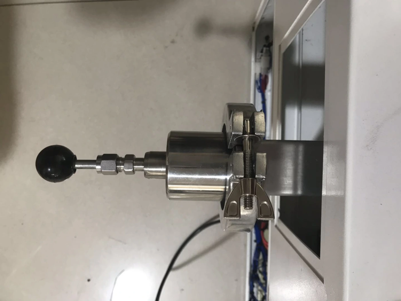 Clamped specimen transfer interface with manual operating handle