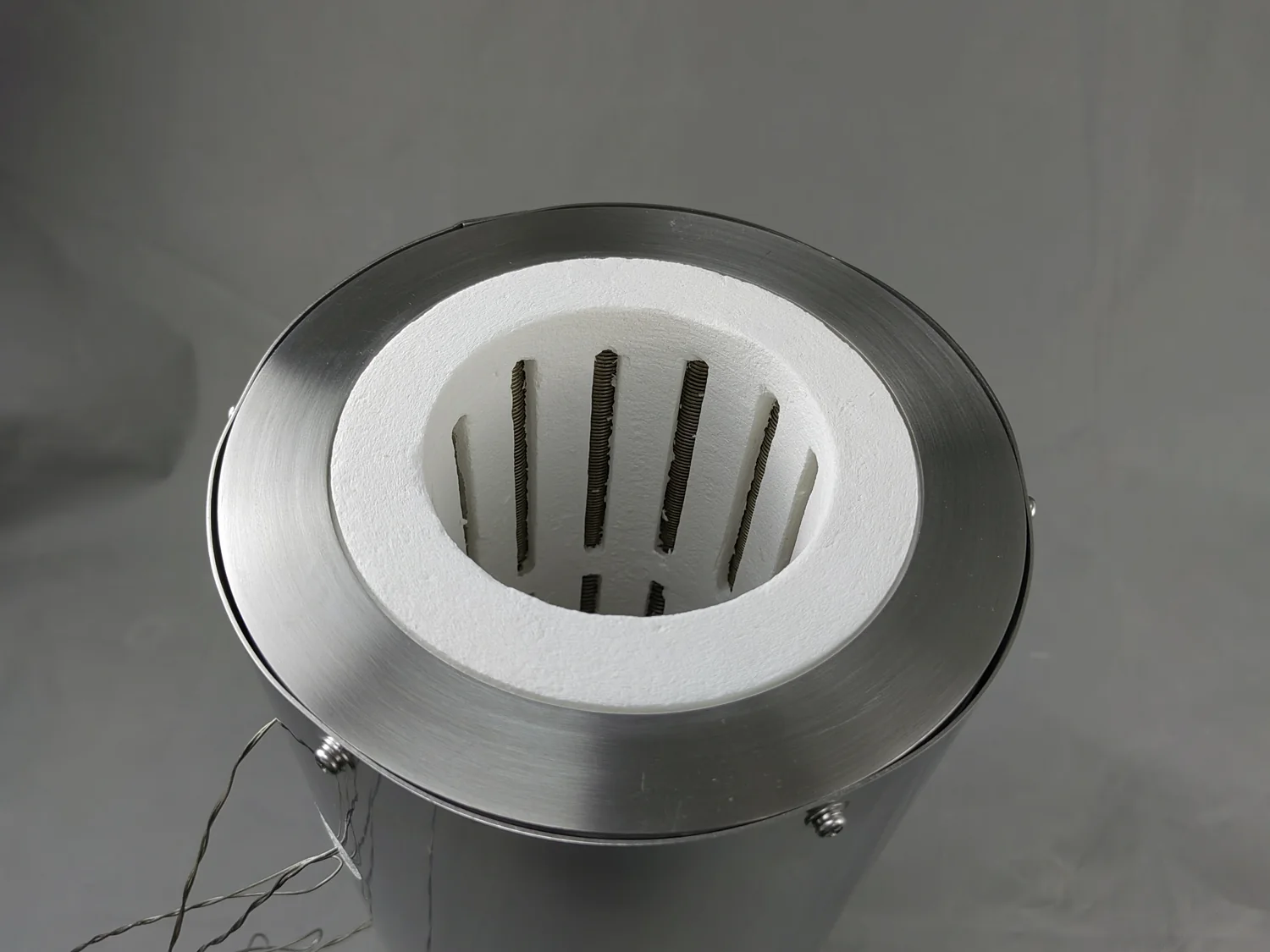 Metal-shelled cylindrical heated chamber assembly