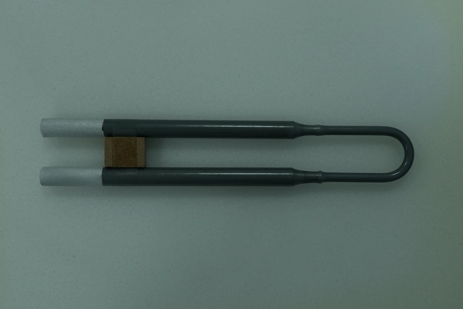 U-shaped molybdenum disilicide heating element used in a compact dental sintering chamber