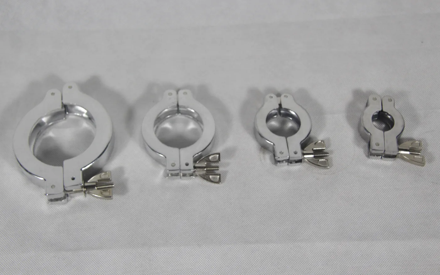 Vacuum flange clamps in several interface sizes