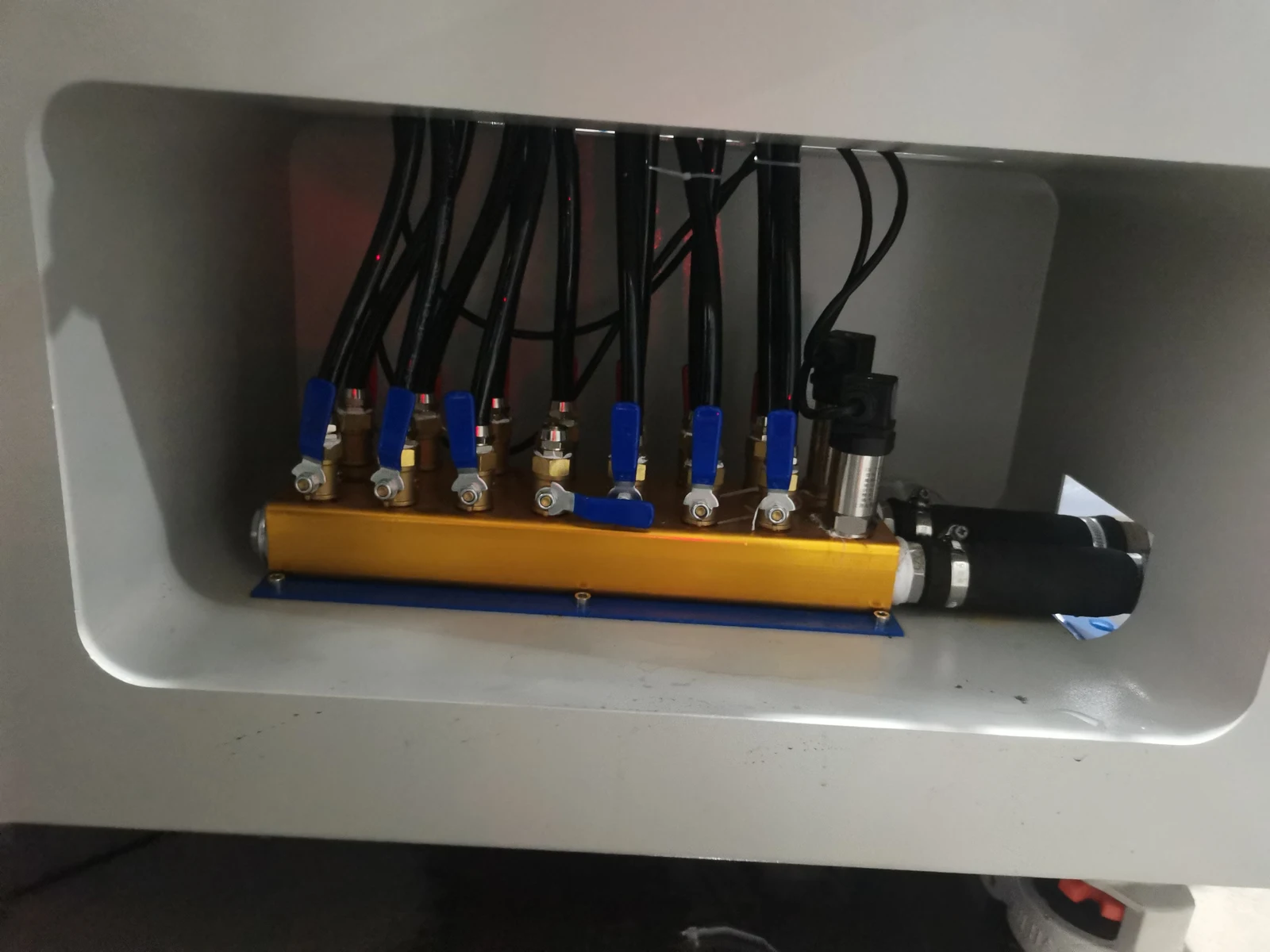 Multi-branch cooling-water manifold inside a vacuum induction melting system
